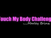 外国小妞蒙上眼睛玩游戏