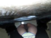 美女在厕所发现自己被偷拍