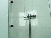 商场厕拍大眼萌妹一脸心事