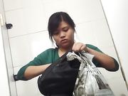 商场厕拍妹子边尿边补妆像是去约会