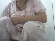 生宿舍厕拍妹子尿着要睡着了