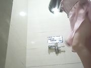 商场厕拍妹子像搓澡一样抹下面
