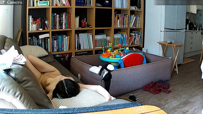 偸拍年轻夫妻家中沙发上打炮