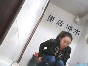 女厕偷拍 抹完还要揉一揉下面