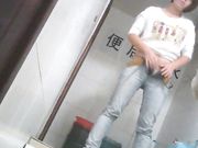 女厕偷拍 抹完还要揉一揉下面