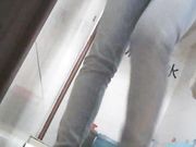 女厕偷拍 抹完还要揉一揉下面