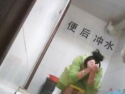 女厕偷拍 抹完还要揉一揉下面