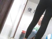 女厕偷拍 尿尿还在讨论打麻将