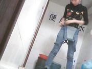 女厕偷拍 瘦弱的妹子好清纯