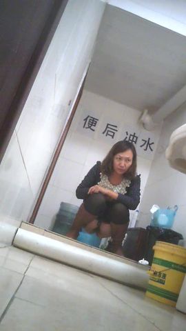 女厕偷拍 瘦弱的妹子好清纯