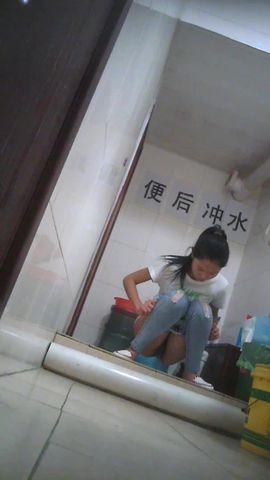 女厕偷拍 短发美女一看就是个骚货