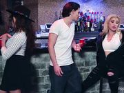 两个骚妇在厕所戴上假屌操屄玩