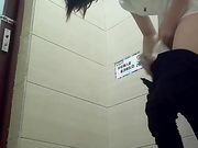 商场厕拍 妹子在卫生间换裙子