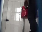 商场厕拍 姐妹在厕所聊天