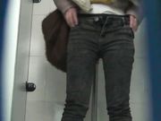 商场厕拍 姐妹在厕所聊天