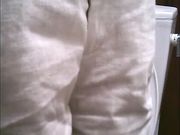 坐厕偷拍漂亮时尚妹子的不雅动作