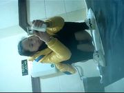 公共女厕偷拍烟瘾很大的少妇