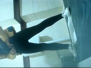 公共女厕偷拍烟瘾很大的少妇