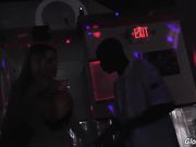 被墙洞里伸出的大黑屌内射的巨乳熟女