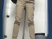 商场厕拍看起来很有邻家感觉的妹子