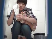 商场厕拍看起来很有邻家感觉的妹子