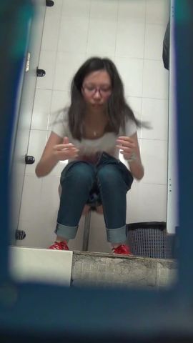 商场厕拍看起来很有邻家感觉的妹子