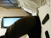 发现男友在自拍死活不愿意被操拉到床上挣扎半天还是被男的给干了