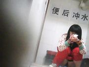 厕所偷拍 可爱的妹子带个可爱的帽子