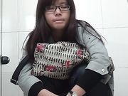 商场厕拍 美女的内裤还是黑丝的