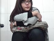 商场厕拍 美女的内裤还是黑丝的