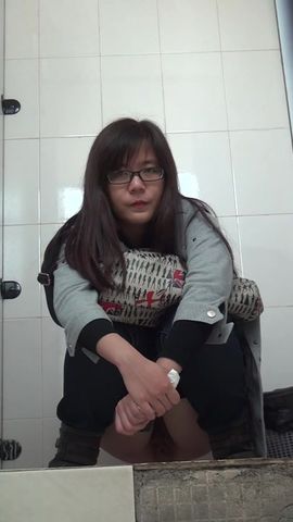 商场厕拍 美女的内裤还是黑丝的