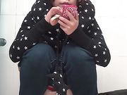 商场厕拍 萌妹子对着镜子搔首弄姿