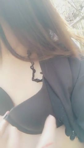 美女主播山上套路小哥下山半路打野战