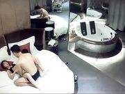 酒店偷拍娇小短发美女被男友压着操干出白浆