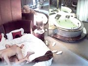 偷拍健壮男和美女洗完鸳鸯浴激情啪啪