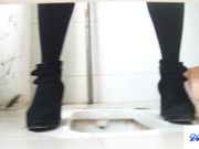 厕所跟拍 拍妹子脸的时候差点被发现