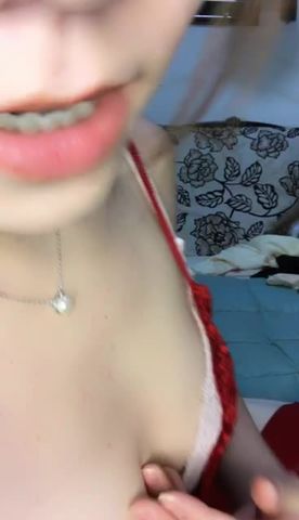 萌妹子双人秀大姨妈还没走只能口交了