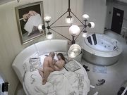 光头佬和情人开房偷情中午吃大蒜妹子嫌弃了