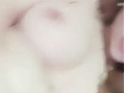 网红女主播没有男人陪她玩只好用瓶子插自己的骚逼