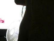 手机偷拍隔壁出租屋年轻的美女洗澡更衣