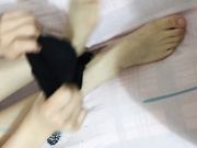 闷骚眼镜妹子穿上黑丝被男炮友用手指抠出水