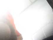 机场偷拍空姐专用女厕几个颜值不错的美女嘘嘘