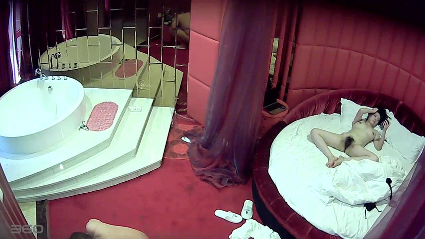 情趣酒店水滴摄像头偷拍胖哥带着有浓密黑森林的情人开房