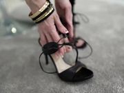 美足少妇张开紧绷的屁眼让跳动的大鸡巴钻进来