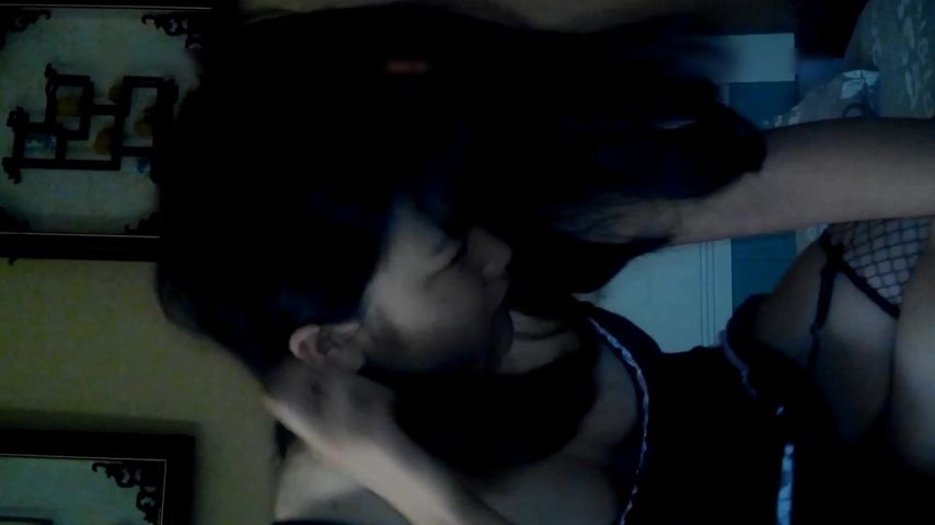 约炮约到兼职卖淫的妹子到家里啪啪朋友在全程观看