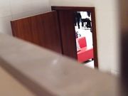 大型活动现场后台厕拍 美女们有说有笑都很开心啊