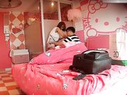 情人拿手机拍摄美女刚被操完的嫩穴照片给她看真漂亮!笑的真开心