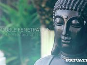 引诱老板和他的朋友一起干自己的好色女佣