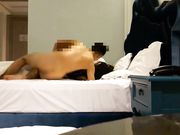 老婆来月事和小姨子去酒店开房一进房间就迫不及待扑倒