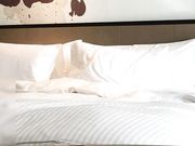 和媳妇的闺蜜酒店开房啪啪玩得正爽媳妇来短信了